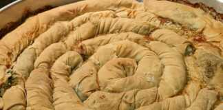 Λαχταριστή, στριφτή σπανακοτυρόπιτα με χρυσαφένια κρούστα.