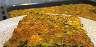 Ένα μεγάλο ταψί με χρυσαφένια σπανακοτυρόπιτα χωρίς φύλλο, έτοιμη να κοπεί.