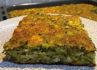 Ένα μεγάλο ταψί με χρυσαφένια σπανακοτυρόπιτα χωρίς φύλλο, έτοιμη να κοπεί.