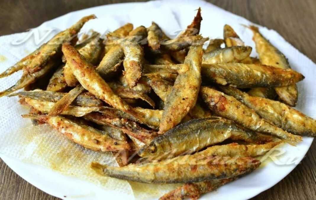 tiganiti papalina Τηγανισμένες παπαλίνες τοποθετημένες σε απορροφητικό χαρτί.