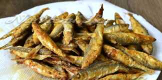 Τηγανιτή παπαλίνα Τηγανισμένες παπαλίνες τοποθετημένες σε απορροφητικό χαρτί.