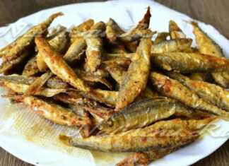 Τηγανισμένες παπαλίνες τοποθετημένες σε απορροφητικό χαρτί.