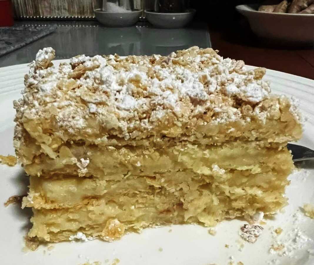 Μια λαχταριστή φέτα τούρτας Ναπολέων με τις χαρακτηριστικές της στρώσεις σφολιάτας και κρέμας.