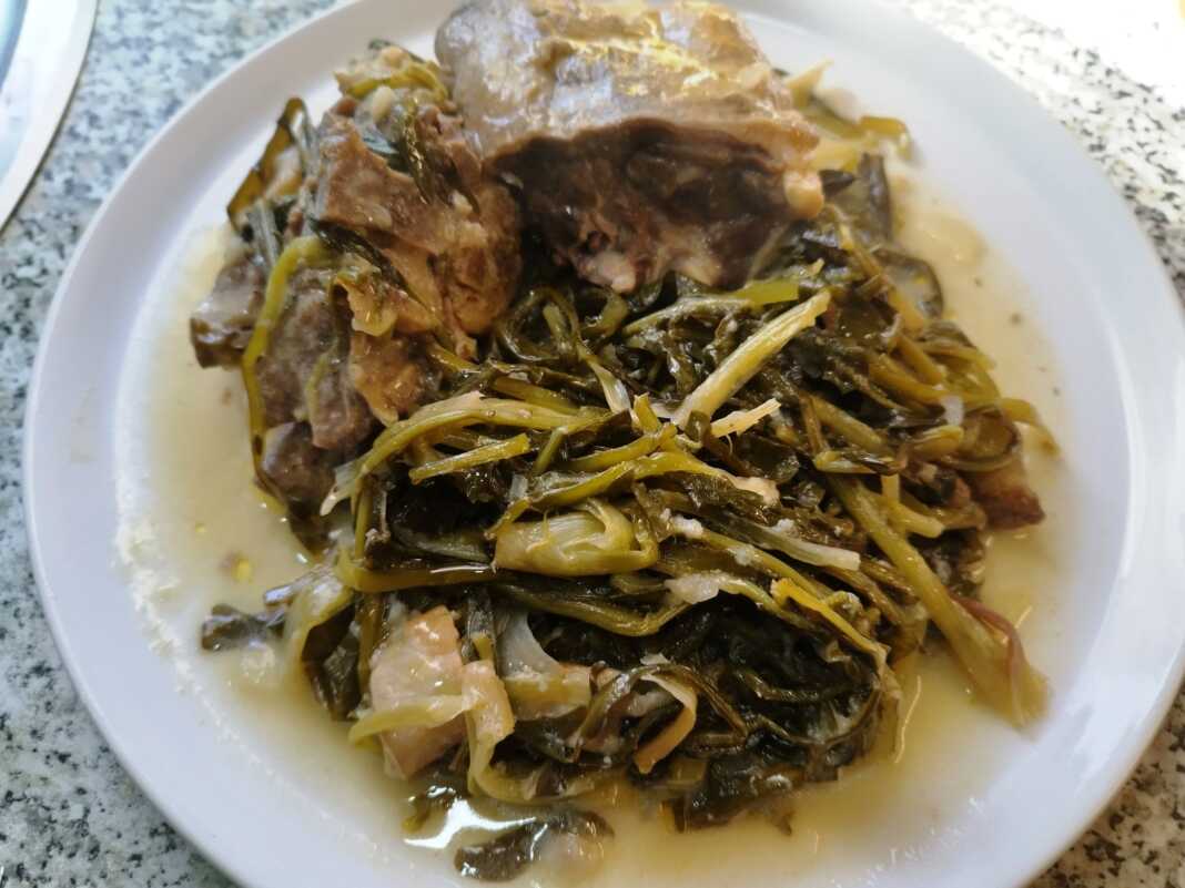 Ένα πιάτο με ζουμερό τσιγαριαστό αρνάκι και σταμναγκάθι σε λεμονάτη σάλτσα αυγολέμονο.