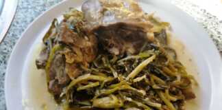 Ένα πιάτο με ζουμερό τσιγαριαστό αρνάκι και σταμναγκάθι σε λεμονάτη σάλτσα αυγολέμονο.