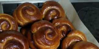 Σιροπιαστά τσουρεκάκια σε ταψί, με ωραίο χρυσαφένιο χρώμα, έτοιμα για σερβίρισμα.