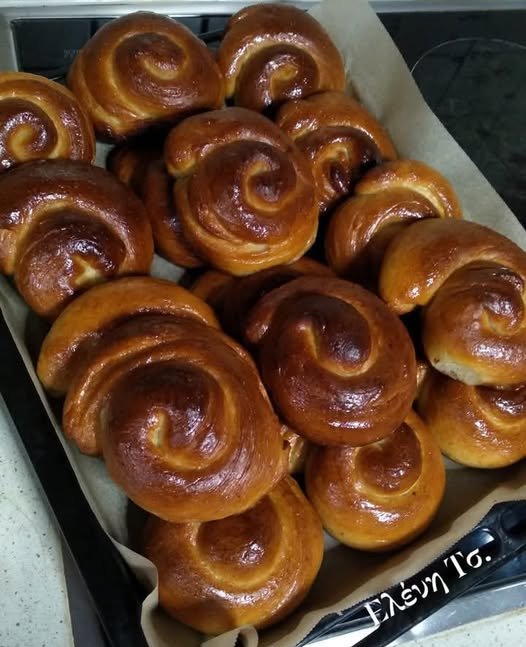 tsourekakia siropiasta Σιροπιαστά τσουρεκάκια σε ταψί, με ωραίο χρυσαφένιο χρώμα, έτοιμα για σερβίρισμα.