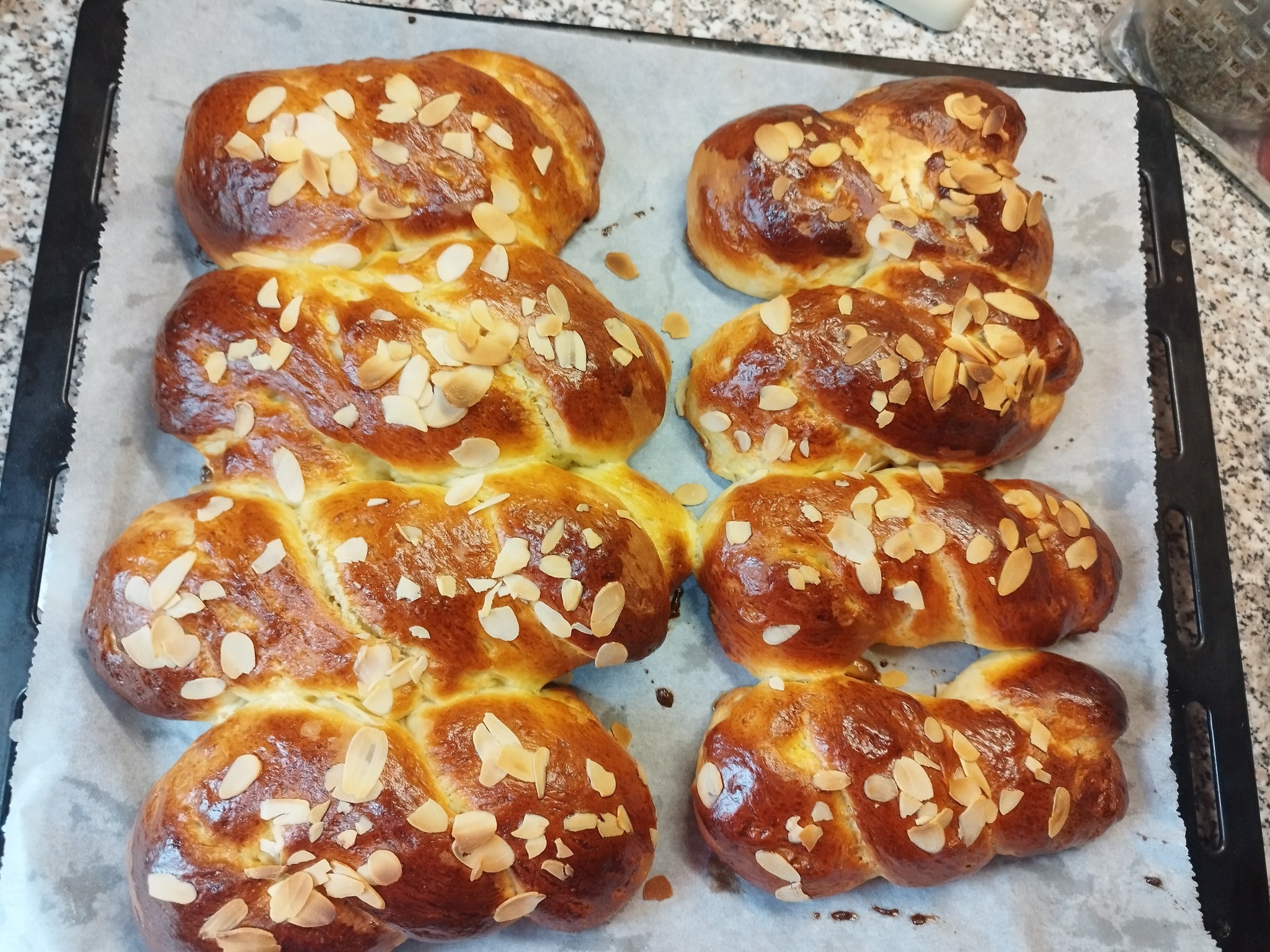 Τσουρεκάκια