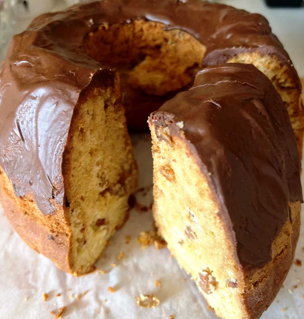 Ένα στρογγυλό κέικ σε μια φόρμα, έτοιμο για διακόσμηση.