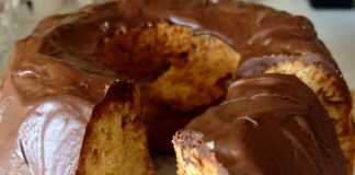 Ένα στρογγυλό κέικ σε μια φόρμα, έτοιμο για διακόσμηση.