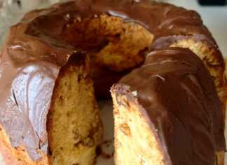 Ένα στρογγυλό κέικ σε μια φόρμα, έτοιμο για διακόσμηση.