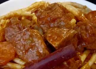 Πιάτο με Κερκυραϊκή Παστιτσάδα, με μακαρόνια και κομμάτια μοσχαριού σε πλούσια κόκκινη σάλτσα.