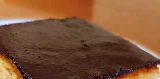 Σπιτικό κοκ ταψιού με παντεσπάνι, κρέμα και σοκολατένιο γλάσο