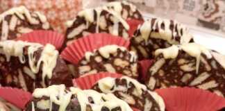 Δύο κορμοί σοκολάτας με μπισκότα τυλιγμένοι σε λαδόκολλα, έτοιμοι για κατάψυξη