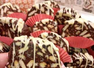 Δύο κορμοί σοκολάτας με μπισκότα τυλιγμένοι σε λαδόκολλα, έτοιμοι για κατάψυξη