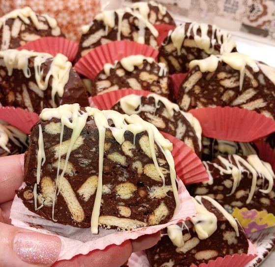 Kormos Δύο κορμοί σοκολάτας με μπισκότα τυλιγμένοι σε λαδόκολλα, έτοιμοι για κατάψυξη