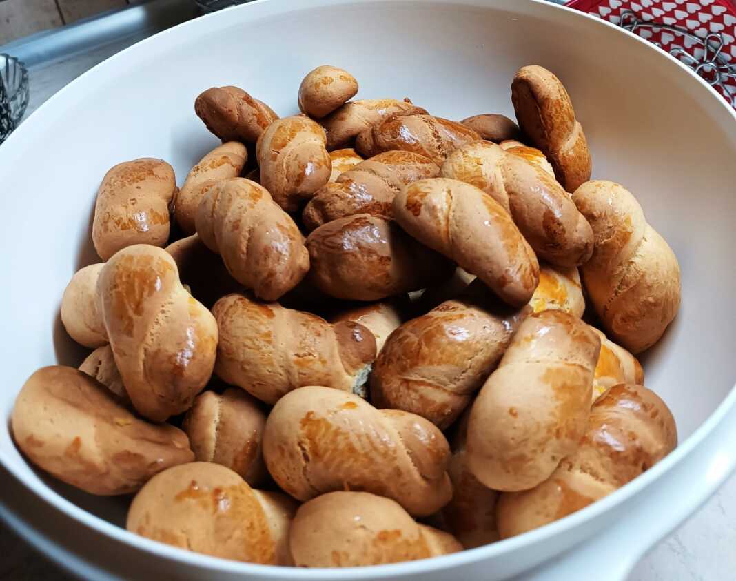 Koylourakia mastixas Ένα μπωλ με χρυσαφένια Κουλουράκια μαστίχας σε διάφορα σχέδια, αλειμμένα με αυγό.