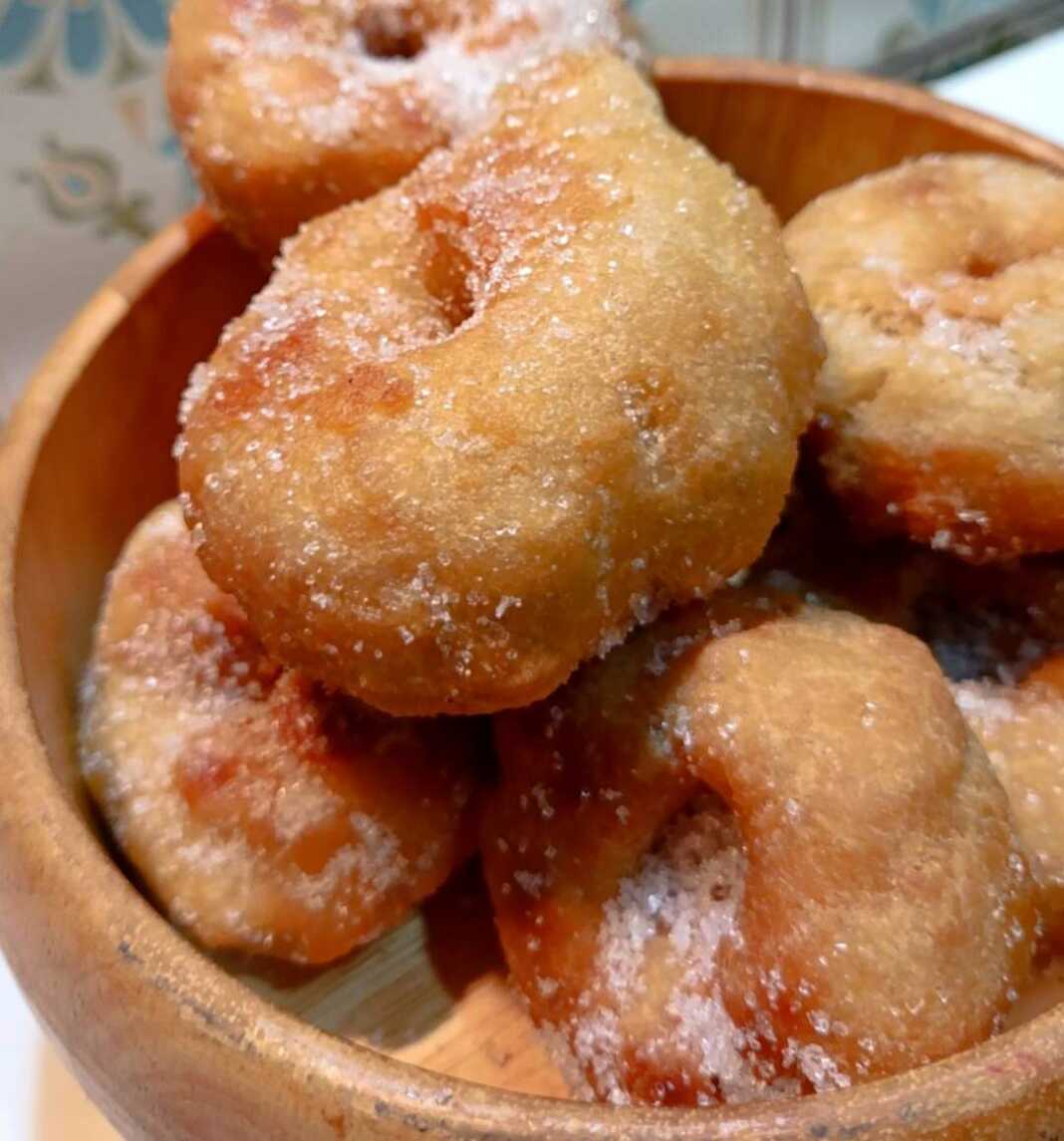 Loukoumades paralias xoris zimari10 Σπιτικοί ντόνατς-λουκουμάδες φτιαγμένοι από ψωμί του τοστ, πασπαλισμένοι με ζάχαρη.