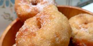 Σπιτικοί ντόνατς-λουκουμάδες φτιαγμένοι από ψωμί του τοστ, πασπαλισμένοι με ζάχαρη.