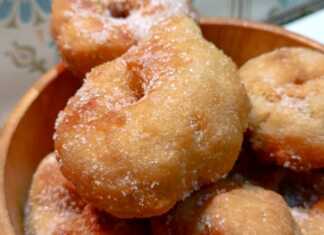 Σπιτικοί ντόνατς-λουκουμάδες φτιαγμένοι από ψωμί του τοστ, πασπαλισμένοι με ζάχαρη.