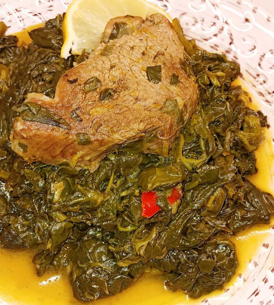 Mosxaraki spanaki Μοσχαράκι με σπανάκι που σιγοβράζει στην κατσαρόλα με λαχανικά και μυρωδικά.