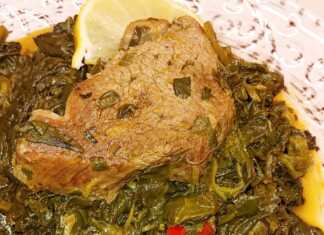 Μοσχαράκι με σπανάκι που σιγοβράζει στην κατσαρόλα με λαχανικά και μυρωδικά.