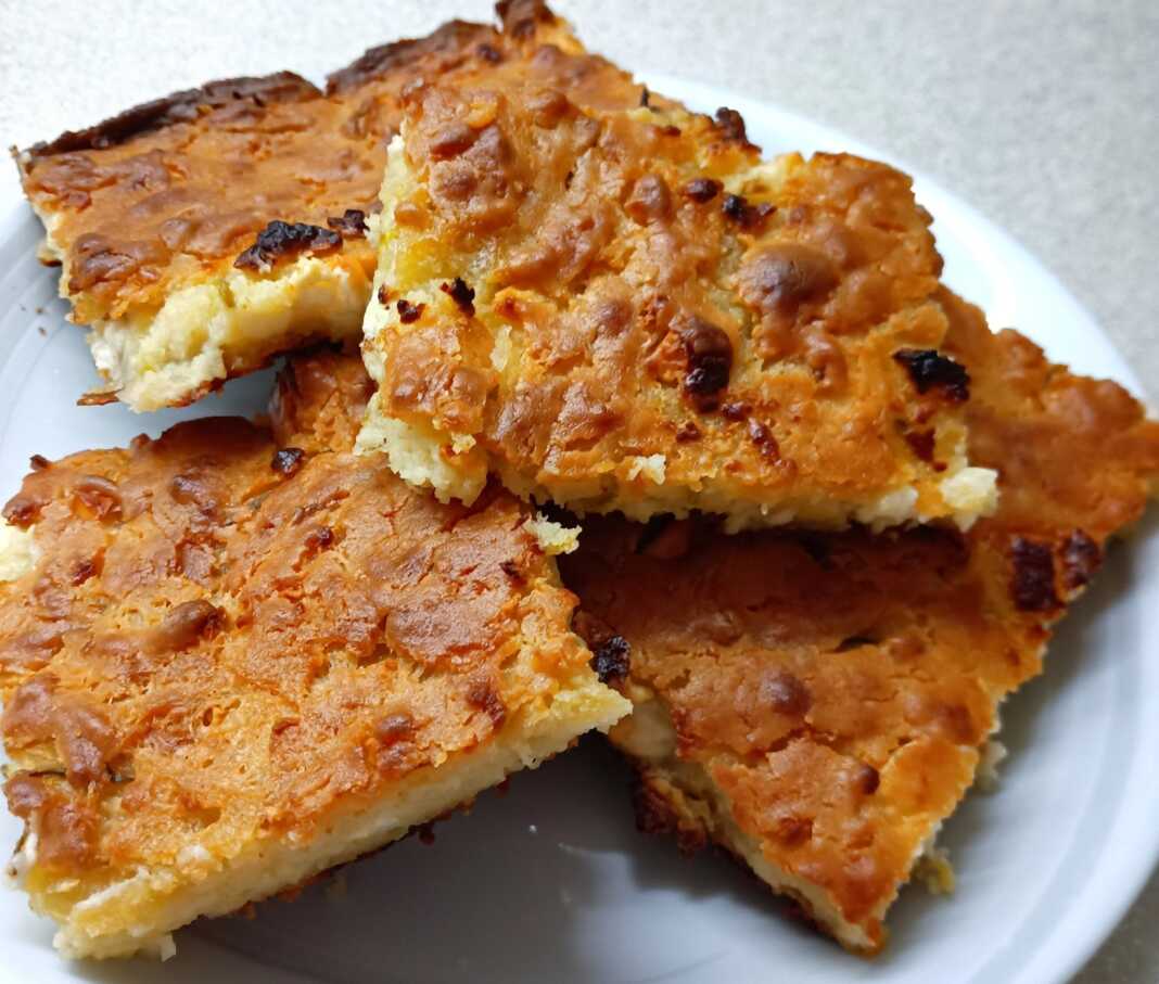 Mpatzina karditsas Μπατζίνα Καρδίτσας, ψημένη σε ταψί, με χρυσαφένια, τραγανή κρούστα και φέτα στην επιφάνεια.