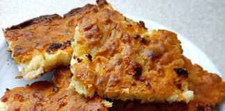 Μπατζίνα Καρδίτσας, ψημένη σε ταψί, με χρυσαφένια, τραγανή κρούστα και φέτα στην επιφάνεια.