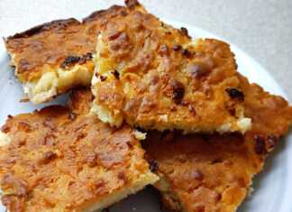 Μπατζίνα Καρδίτσας, ψημένη σε ταψί, με χρυσαφένια, τραγανή κρούστα και φέτα στην επιφάνεια.