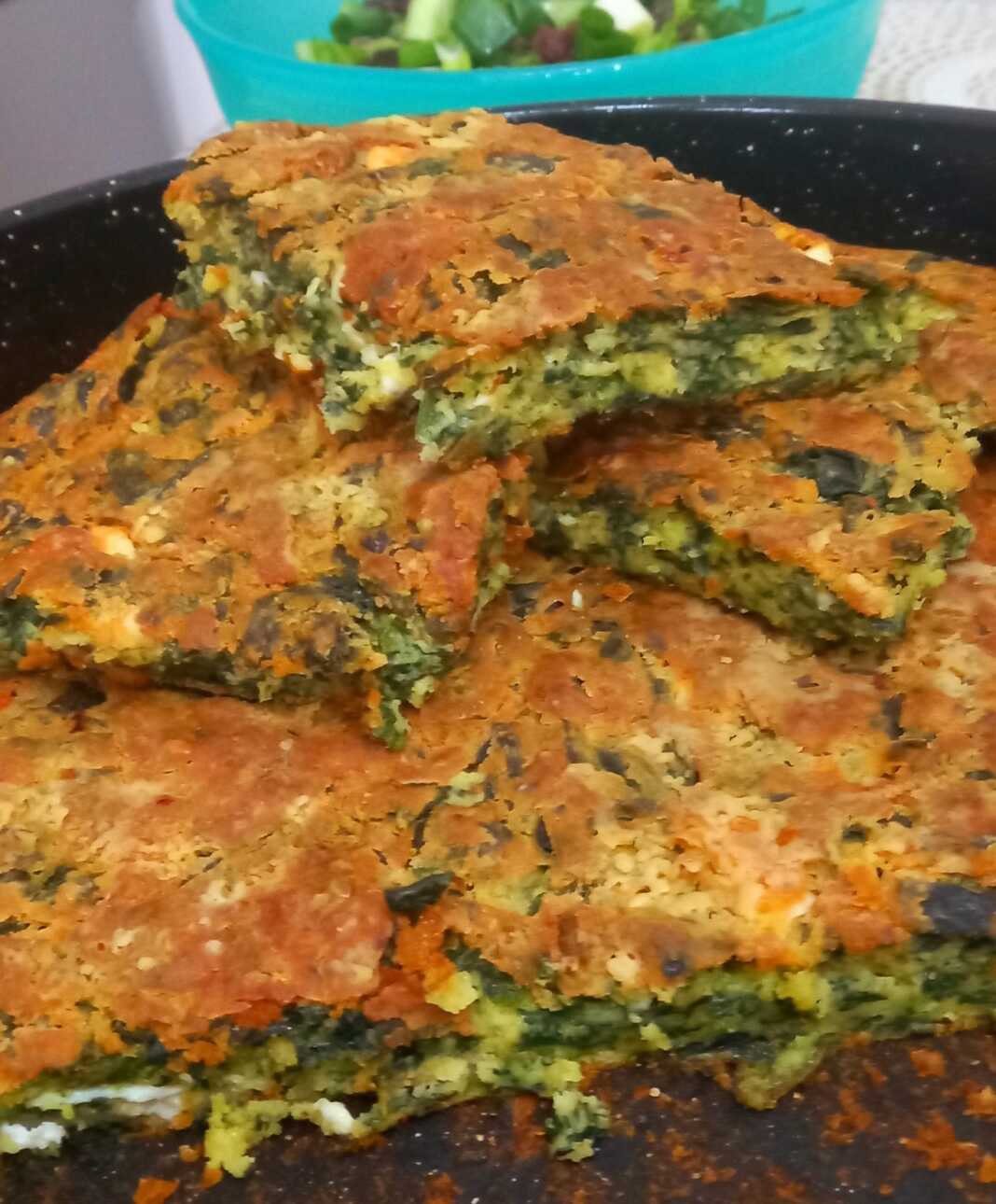 Mpatzina-kop Μπατζίνα χωρίς φύλλο σε ταψί, έτοιμη για ψήσιμο (ή μόλις βγήκε από την ξυλόσομπα).