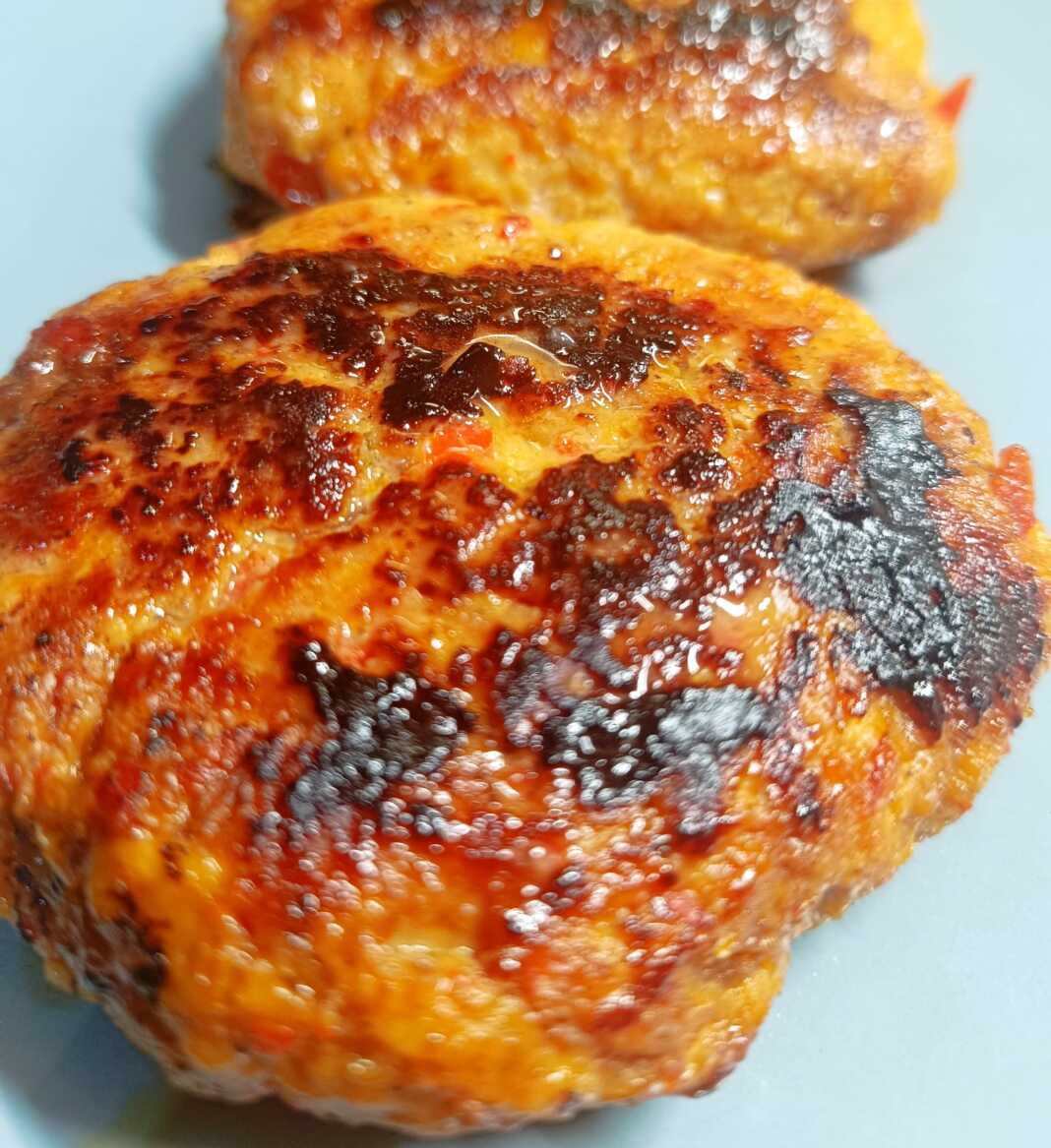 Mpiftekia kotopoulo_lop Μπιφτέκια κοτόπουλου ψημένα, με ψιλοκομμένες χρωματιστές πιπεριές να φαίνονται στην επιφάνειά τους