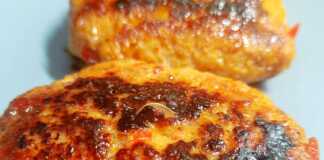 Μπιφτέκια κοτόπουλου ψημένα, με ψιλοκομμένες χρωματιστές πιπεριές να φαίνονται στην επιφάνειά τους