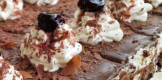 Ένα κομμάτι πάστας ταψιού Μπλακ Φόρεστ με στρώσεις σοκολάτας, κρέμας, βύσσινου και γκανάζ.