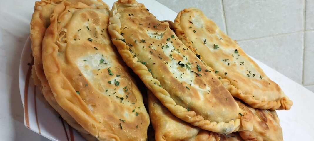 Τηγανητά χωριάτικα μπουρεκάκια γεμιστά με χόρτα και φέτα, έτοιμα για σερβίρισμα.