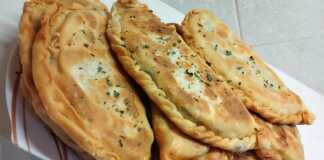 Τηγανητά χωριάτικα μπουρεκάκια γεμιστά με χόρτα και φέτα, έτοιμα για σερβίρισμα.