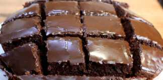 3 κομμάτια σκούρο σοκολατένιο μπράουνι με γυαλιστερό σοκολατένιο γλάσο από πάνω, σερβιρισμένο σε ένα πιάτο.