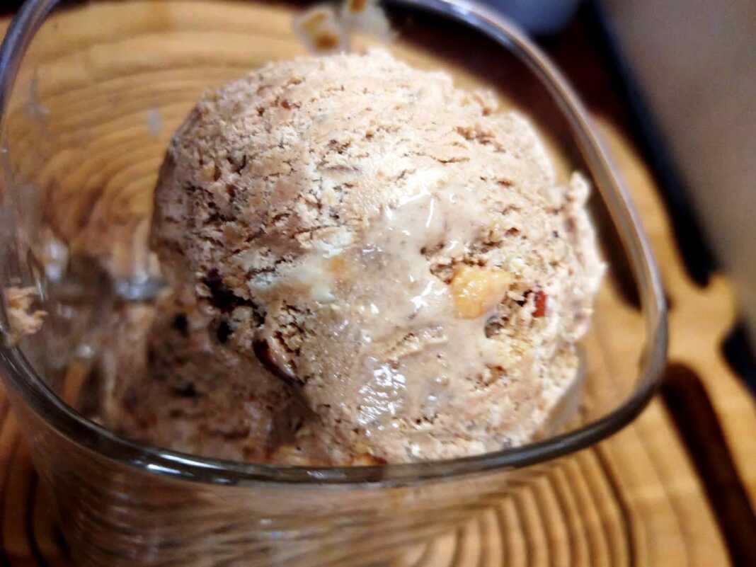 Pagoto moka Κρεμώδες σπιτικό παγωτό μόκα σε ένα μπολ, πασπαλισμένο με θρυμματισμένα μπισκότα και φουντούκια.