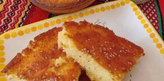 Πίτα με καλαμποκάλευρο 2 κομμάτια σε πιάτο χρυσαφένια πίτα με καλαμποκάλευρο, κομμένη σε μερίδες, αποκαλύπτοντας την εσωτερική γέμιση.