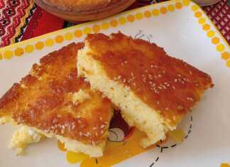 2 κομμάτια σε πιάτο χρυσαφένια πίτα με καλαμποκάλευρο, κομμένη σε μερίδες, αποκαλύπτοντας την εσωτερική γέμιση.