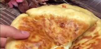 Τρεις χρυσαφένιες στρογγυλές πιτούλες με λιωμένο τυρί σε ένα πιάτο.