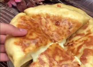 Τρεις χρυσαφένιες στρογγυλές πιτούλες με λιωμένο τυρί σε ένα πιάτο.