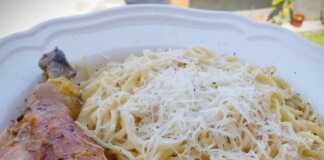 Σκορδομακαρονάδα με κόκορα ή κότα χωριάτικη!!!! Ένα πιάτο λαχταριστό σκορδομακάρονο με ζουμερό κόκορα, πασπαλισμένο με κεφαλοτύρι και φρεσκοτριμμένο πιπέρι.