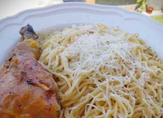 Ένα πιάτο λαχταριστό σκορδομακάρονο με ζουμερό κόκορα, πασπαλισμένο με κεφαλοτύρι και φρεσκοτριμμένο πιπέρι.