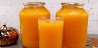 Βάζα γεμάτα σπιτικό χυμό κολοκύθας με πορτοκάλι και μήλου