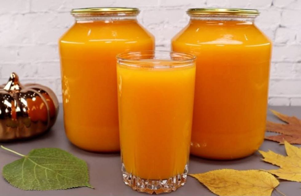 Xymos kolokithas Βάζα γεμάτα σπιτικό χυμό κολοκύθας με πορτοκάλι και μήλου