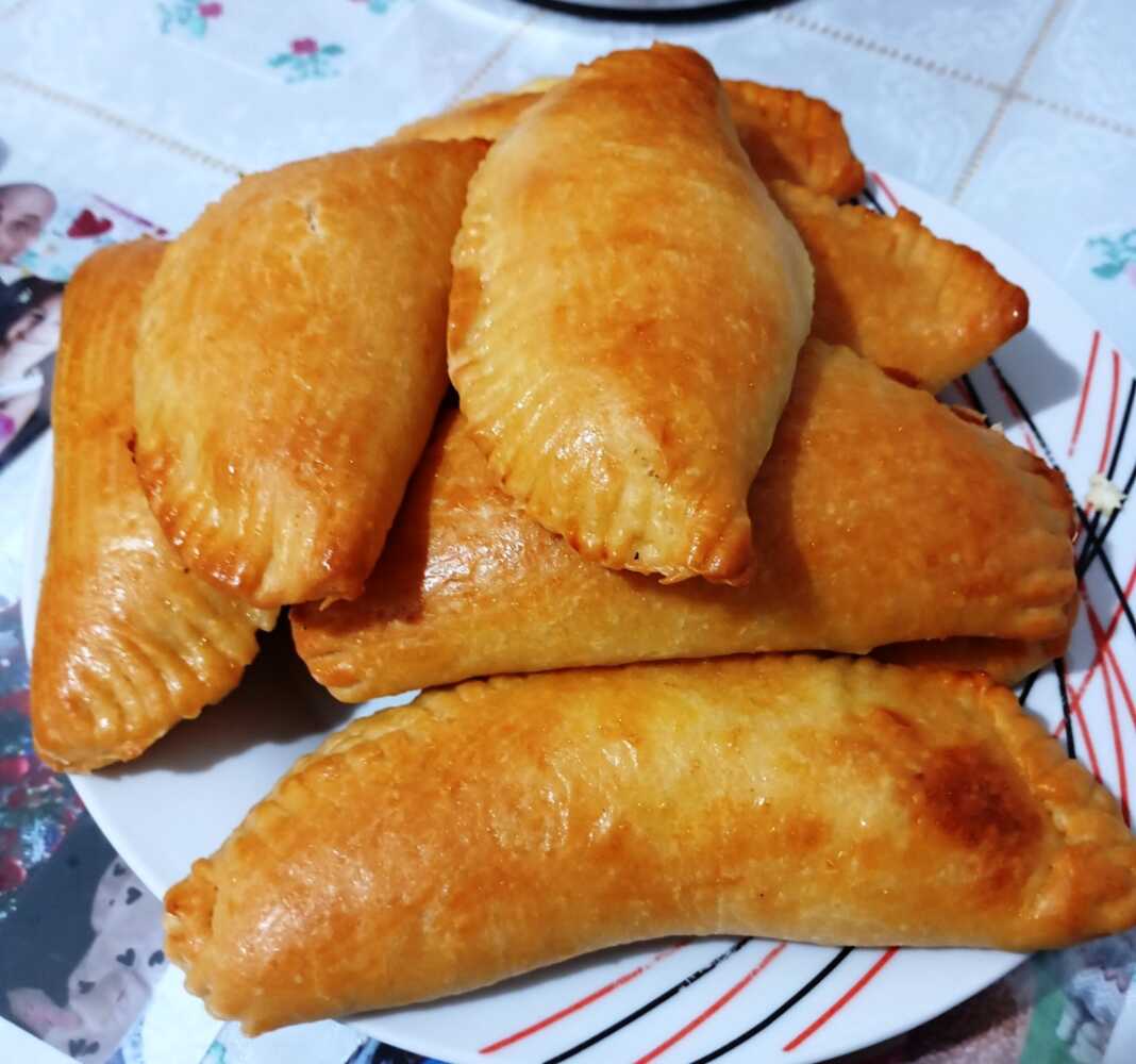 Ένα μπολ με τυροπιτακια απο αφράτη ζύμη έτοιμη για να τα φαμε.