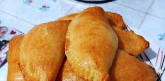 Ένα μπολ με τυροπιτακια απο αφράτη ζύμη έτοιμη για να τα φαμε.