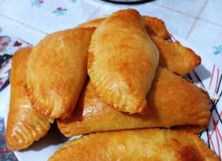 Ένα μπολ με τυροπιτακια απο αφράτη ζύμη έτοιμη για να τα φαμε.