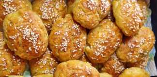 Αφράτα Κολοκυθοτυροπιτακια Χωρίς Ζύμωμα: Η πιο εύκολη συνταγή! Σπανακοπιτάκια σε ταψί, αλειμμένα με κρόκο αυγού και πασπαλισμένα με σουσάμι, έτοιμα για ψήσιμο.