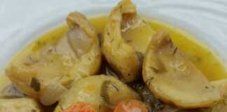 Ένα πιάτο με λαχταριστές αγκινάρες λαδερές, πατάτες και καρότα, σερβιρισμένο με φρέσκο άνηθο.